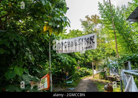 Hong Kong, Hong Kong. 17 settembre 2021. Una bandiera bianca appesa all'ingresso del villaggio, durante lo sfratto. Più di una dozzina di dipendenti dell'amministrazione fondiaria, appaltatori e operai delle costruzioni arrivarono al villaggio di ma Shi po per recuperare la terra dall'ultima casa rimasta. Gli agricoltori locali si sono trovati di fronte a un imminente sfratto fin dai primi anni 2000. (Foto di Katherine Cheng/SOPA Images/Sipa USA) Credit: Sipa USA/Alamy Live News Foto Stock