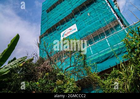 Hong Kong, Hong Kong. 17 settembre 2021. Un vicino edificio di costruzione avvolto in blu, durante lo sfratto. Più di una dozzina di dipendenti dell'amministrazione fondiaria, appaltatori e operai delle costruzioni arrivarono al villaggio di ma Shi po per recuperare la terra dall'ultima casa rimasta. Gli agricoltori locali si sono trovati di fronte a un imminente sfratto fin dai primi anni 2000. (Foto di Katherine Cheng/SOPA Images/Sipa USA) Credit: Sipa USA/Alamy Live News Foto Stock