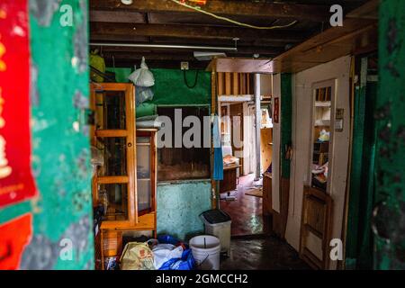 Hong Kong, Hong Kong. 17 settembre 2021. L'interno di una casa di villaggio abbandonata, durante lo sfratto. Più di una dozzina di dipendenti dell'amministrazione fondiaria, appaltatori e operai delle costruzioni arrivarono al villaggio di ma Shi po per recuperare la terra dall'ultima casa rimasta. Gli agricoltori locali si sono trovati di fronte a un imminente sfratto fin dai primi anni 2000. (Foto di Katherine Cheng/SOPA Images/Sipa USA) Credit: Sipa USA/Alamy Live News Foto Stock