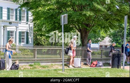 Persone in attesa di un Hampton Luxury Liner a Bridgehampton, NY Foto Stock