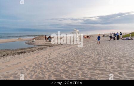 Tarda giornata in una serata estiva al Flying Point Beach, Water Mill, New York Foto Stock