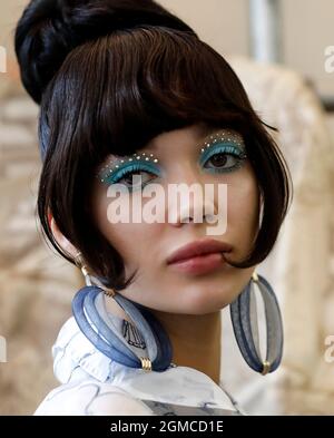 Londra, Regno Unito. 17 settembre 2021. Un modello presenta le creazioni della collezione Paul Costelloe Primavera/Estate 2022 durante la London Fashion Week a Londra, Regno Unito, il 17 settembre 2021. Credit: Han Yan/Xinhua/Alamy Live News Foto Stock