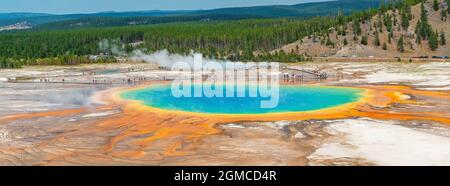Grand Prismatic Spring panorama con persone su un passaggio sopraelevato, parco nazionale di Yellowstone, Wyoming, Stati Uniti. Foto Stock