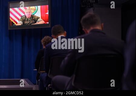 Washington DC, Stati Uniti. 18 settembre 2021. (210918) -- WASHINGTON, D.C., 18 settembre 2021 (Xinhua) -- Kenneth McKenzie, comandante del comando centrale degli Stati Uniti, partecipa a un briefing stampa del Pentagono via video link a Washington, DC 17 settembre 2021. L'esercito degli Stati Uniti ha ammesso venerdì che uno sciopero dei droni degli Stati Uniti alla fine di agosto a Kabul dell'Afghanistan ha ucciso fino a 10 civili, di cui 7 bambini. (USA Department of Defense/Handout via Xinhua) Credit: Xinhua/Alamy Live News Foto Stock