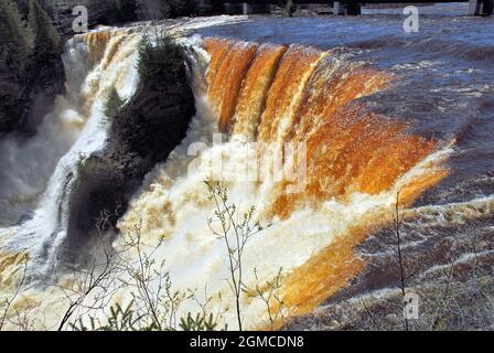 Le cascate di Kakabeka da 40 metri hanno un sacco di acqua che precipitano su di essa nel mese di ottobre 2011, e si trova sulla strada principale per Thunder Bay. Foto Stock