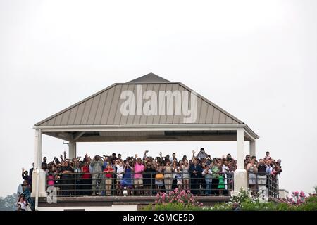 Le persone su una piattaforma di osservazione guardano e ondano mentre il presidente Barack Obama arriva alla base della Riserva aerea di Dobbins a Marietta, GA., 2 agosto 2010. Il Presidente si è trovato ad Atlanta per parlare alla 89a Convenzione Nazionale dei Veterani Americani disabili. (Foto ufficiale della Casa Bianca di Pete Souza)questa fotografia ufficiale della Casa Bianca è resa disponibile solo per la pubblicazione da parte delle organizzazioni di notizie e/o per uso personale per la stampa da parte del soggetto(i) della fotografia. La fotografia non può essere manipolata in alcun modo e non può essere utilizzata in materiali commerciali o politici, pubblicità, e-mail, prodotti, pr Foto Stock