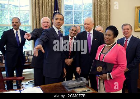 Il presidente Barack Obama parla con i membri del Congresso dopo la firma della legge sulla condanna a pena capitale presso l'Ufficio ovale, 3 agosto 2010. I partecipanti sono: Avvocato generale Eric Holder, Sen. Patrick Leahy, D-Vt., Rep. Bobby Scott, D-Va., Maggioranza del Senato Whip Richard Durbin, dell'Ill., Sen. Jeff Sessions, R-Ala., Sen. Orrin Hatch, R-Utah, Rep. Sheila Jackson-Lee, D-Texas, e Sen. Lindsey Graham, R-SC. (Foto ufficiale della Casa Bianca di Pete Souza)questa fotografia ufficiale della Casa Bianca è disponibile solo per la pubblicazione da parte delle organizzazioni di notizie e/o per uso personale per la stampa da parte del soggetto(i) del Foto Stock