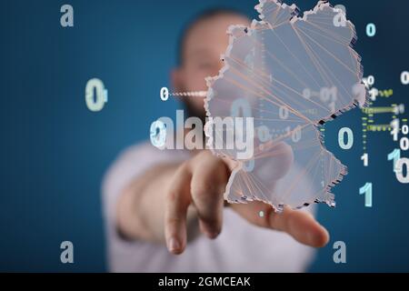 Uomo che tocca un rendering 3D della mappa della Germania con codice binario - concetto di dati digitali Foto Stock