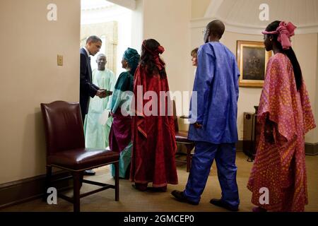 Il presidente Barack Obama saluta l'ambasciatore Alieu Momodou Ngum, della Repubblica della Gambia, e la sua famiglia prima dell'inizio di una cerimonia di credentialing dell'ambasciatore nell'Ufficio ovale, 10 agosto 2010. La presentazione delle credenziali è una cerimonia tradizionale che segna l’inizio formale del servizio di un ambasciatore a Washington. (Foto ufficiale della Casa Bianca di Pete Souza)questa fotografia ufficiale della Casa Bianca è resa disponibile solo per la pubblicazione da parte delle organizzazioni di notizie e/o per uso personale per la stampa da parte del soggetto(i) della fotografia. La fotografia non può essere manipolata in alcun modo e può Foto Stock
