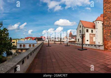 Vista dalla terrazza del castello sulla storica cittadina balneare di Darłowo Foto Stock