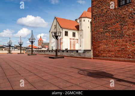 Vista dalla terrazza del castello sulla storica cittadina balneare di Darłowo Foto Stock