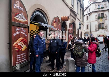 La gente della Czechia e i viaggiatori stranieri viaggiano per visitare la Piazza della Città Vecchia e comprare una bevanda trdelnik pane pasta dal locale bar ristorante negozio a Praha c Foto Stock