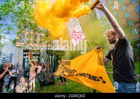 Amsterdam, Paesi Bassi . 17 settembre 2021. (NOTA DEL REDATTORE: L'immagine contiene profanity)i manifestanti di ribellione di estinzione tengono una bandiera grande ed un barattolo giallo di fumo durante una protesta fuori degli uffici APB ad Amsterdam. Estinzione gli attivisti della ribellione hanno tenuto una protesta questo pomeriggio fuori dall'ufficio ABP di Amsterdam. APG (in olandese: Algemene Pensioen Groep) è una società olandese di investimenti in pensioni con sede nei Paesi Bassi. È una filiale diretta di Stichting Pensioenfonds ABP, il più grande fondo pensionistico dei Paesi Bassi. APB è responsabile del beneficio pensionistico di oltre 2.4 milioni di clienti, p Foto Stock