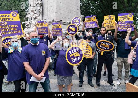 New York, Stati Uniti. 17 settembre 2021. I membri di SEIU 32BJ si radunano a Columbus Circle a New York il 17 settembre 2021. Il governatore ha evidenziato la legge recentemente firmata per aumentare i salari per i lavoratori di servizi essenziali. Al governatore si unì il tenente governatore Brian Benjamin. (Credit Image: © Lev Radin/ZUMA Press Wire) Credit: ZUMA Press, Inc./Alamy Live News Foto Stock