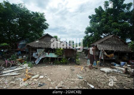 Case nella comunità dei migranti e dei rifugiati birmani a lato della discarica di rifiuti nella periferia di Mae Sot, Thailandia. Foto Stock