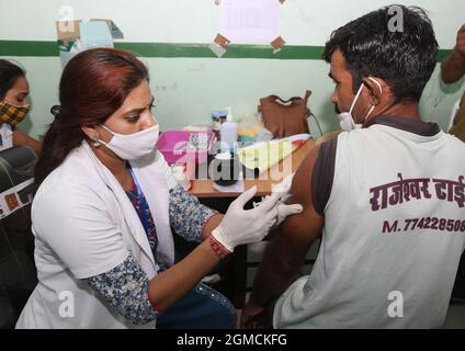 Rajasthan, India. 17 settembre 2021. Beawar, Rajasthan, India, 17 settembre 2021: L'operatore sanitario inocula la dose di vaccino COVID-19 a un uomo nel dispensario della città durante la mega campagna di vaccinazione sul settantunesimo compleanno del primo Ministro Narendra modi a Beawar. L'India ha creato un record mondiale di più alto numero di oltre 2.50 dosi di vaccino COVID crore in un solo giorno il 17 settembre. Foto: Sumit Saraswat Credit: Sumit Saraswat/Alamy Live News Foto Stock