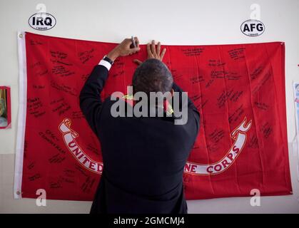 Il presidente Barack Obama firma un banner appeso in una stanza durante la visita con i guerrieri feriti al Walter Reed Army Medical Center a Washington, D.C., 30 agosto 2010. (Foto ufficiale della Casa Bianca di Pete Souza) questa fotografia ufficiale della Casa Bianca è resa disponibile solo per la pubblicazione da parte delle organizzazioni di notizie e/o per uso personale la stampa dal soggetto(i) della fotografia. La fotografia non può essere manipolata in alcun modo e non può essere utilizzata in materiali commerciali o politici, pubblicità, e-mail, prodotti, promozioni che in alcun modo suggeriscono l'approvazione o l'approvazione del presidente, Foto Stock