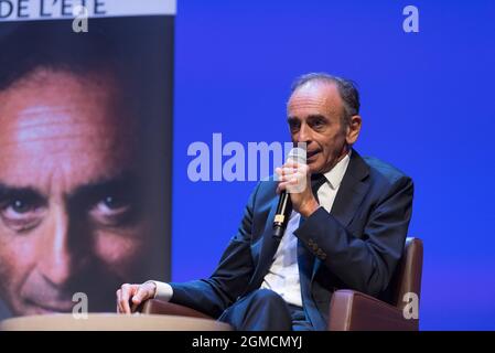 Toulon, Francia. 17 settembre 2021. Eric Zemmour durante la presentazione del suo nuovo libro 'la France n'a pas dit son dernier mot' a Tolone il 17 settembre 2021. Eric Zemmour è un potenziale rivale di Marine le Pen. La sua campagna presidenziale francese, non dichiarata ma mal nascosta, ha il sostegno di "Generation Z”, un gruppo oscuro di consulenti politici e finanziatori francesi. Photo by Florian Escoffier/ABACAPRESS.COM Credit: Abaca Press/Alamy Live News Foto Stock