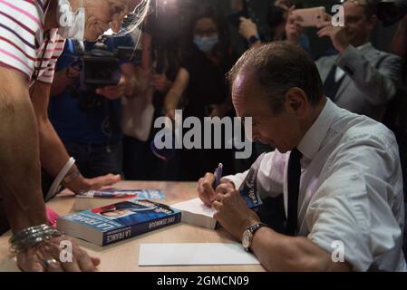 Toulon, Francia. 17 settembre 2021. Eric Zemmour durante la presentazione del suo nuovo libro 'la France n'a pas dit son dernier mot' a Tolone il 17 settembre 2021. Eric Zemmour è un potenziale rivale di Marine le Pen. La sua campagna presidenziale francese, non dichiarata ma mal nascosta, ha il sostegno di "Generation Z”, un gruppo oscuro di consulenti politici e finanziatori francesi. Photo by Florian Escoffier/ABACAPRESS.COM Credit: Abaca Press/Alamy Live News Foto Stock