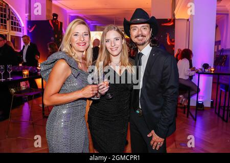 Lipsia, Germania. 18 settembre 2021. Stefanie Hertel con il marito Lanny Lanner e la figlia Johanna Mross sono alla festa dell'aftershow del premio media Golden Henne nella sala congressi di Lipsia. Il premio è assegnato a stelle di musica, sport e show business. La cerimonia di premiazione sarà trasmessa in diretta sulla televisione MDR. Credit: Gerald Matzka/dpa/Alamy Live News Foto Stock