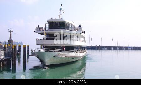 COSTANZA, GERMANIA - 14 OTTOBRE 2015: Escursione in barca nel porto di Costanza per un viaggio di andata e ritorno attraverso il lago di Costanza Foto Stock