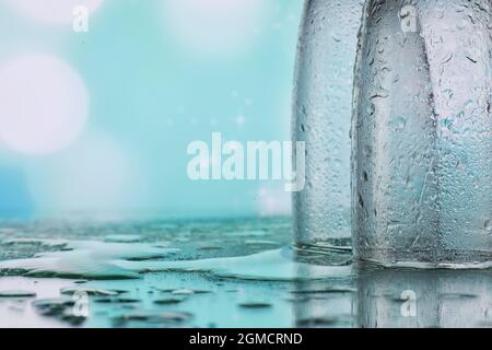 Fondo con bicchieri alti per spumanti. Champagne spray in bicchieri di vetro. Bevanda celebrativa con riflessione. Foto Stock