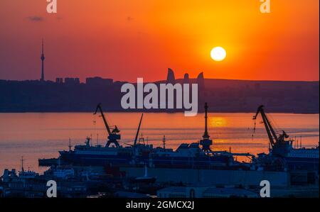 Tramonto colorato sulla baia di Baku Foto Stock