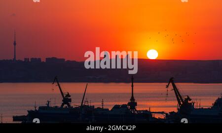 Tramonto colorato sulla baia di Baku Foto Stock