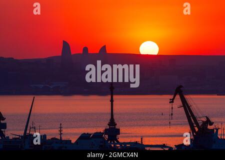 Tramonto colorato sulla baia di Baku Foto Stock