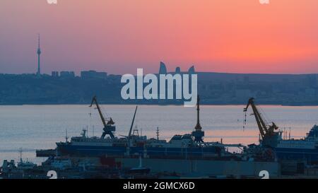 Tramonto colorato sulla baia di Baku Foto Stock