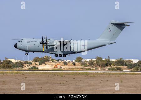 Royal Air Force Airbus A400M Atlas C1 (REG: ZM411) in finale da un breve volo da Tunisi. Foto Stock