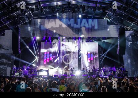 Las Vegas, Stati Uniti. 17 settembre 2021. Jammjam ft. Jacob Collier si esibisce al Fremont Stage durante il Life is Beautiful Music Festival del 2021 che si tiene nel centro di Las Vegas, Nevada, il 17 settembre 2021. (Foto di Alive Coverage/Sipa USA) Credit: Sipa USA/Alamy Live News Foto Stock