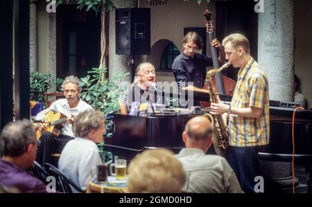 Spettacolo di un quartett Jazz in un cortile nel centro di Ascona durante l'annuale New Orleans Jazz Festival nel 2001. Foto Stock