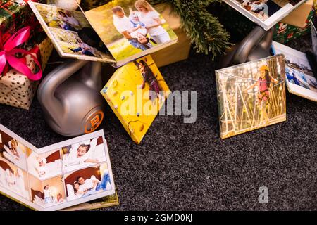 Pesante manubri peso e albero di Natale. Tela fotografica vicino all'albero di natale Foto Stock