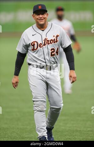 San Pietroburgo, Florida. USA; Detroit Tigers ha designato il hitter Miguel Cabrera (24) durante i warmup pre-partita prima di una partita di baseball della Major League contro th Foto Stock