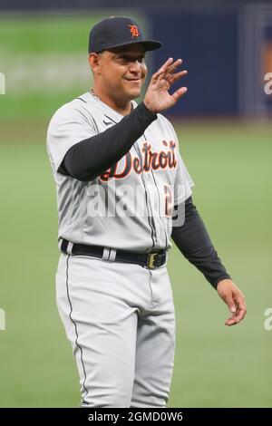 San Pietroburgo, Florida. USA; Detroit Tigers primo baseman Miguel Cabrera (24) ondeggia verso i tifosi ai warmup pre-partita prima di durante una grande lega basebal Foto Stock