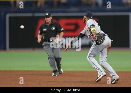 San Pietroburgo, Florida. USA; Detroit Tigers secondo baseman Harold Castro (30) campi una palla colpito al campo e lancia a shortstop Niko Goodrum (28) Foto Stock