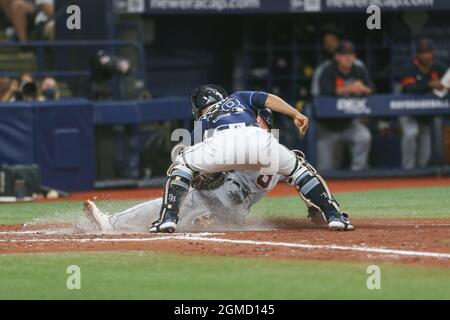 San Pietroburgo, Florida. USA; Detroit Tigers lasciò il fielder Robbie Grossman (8) scivola in casa e sotto il tag di Tampa Bay Rays Catcher Francisco Mejia Foto Stock