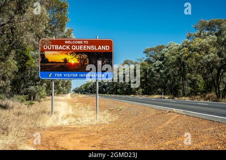 Benvenuto al cartello Outback Queensland in Rural Australia Foto Stock