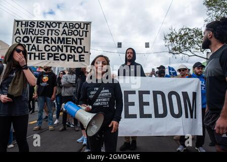 Melbourne, Australia. 18 settembre 2021. Un protester anti-lock-down con un megafono, nel mezzo di guidare la folla attraverso canti. Credit: Jay Kogler/Alamy Live News Foto Stock