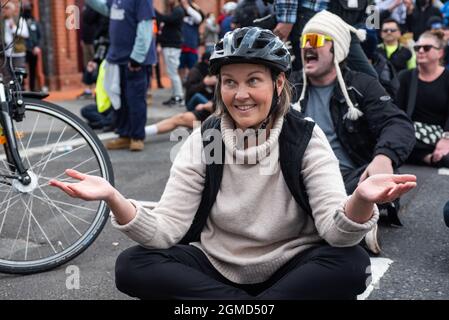 Melbourne, Australia. 18 settembre 2021. I dimostranti di blocco si siedono davanti alla polizia per dimostrare la loro non violenza. Credit: Jay Kogler/Alamy Live News Foto Stock