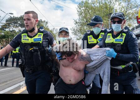 Melbourne, Australia. 18 settembre 2021. La polizia ha trascinato fuori un manifestante anti-blocco che hanno appena arrestato. Credit: Jay Kogler/Alamy Live News Foto Stock