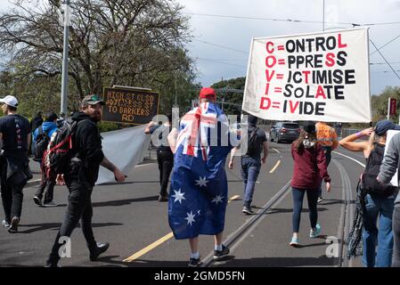 Melbourne, Australia. 18 settembre 2021. I manifestanti dell'anti-lock-down che si trovano a marzo sopra il ponte su Bridge Street a Richmond. Credit: Jay Kogler/Alamy Live News Foto Stock