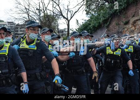 Melbourne, Australia. 18 settembre 2021. La polizia usa lo spray al pepe contro la folla di manifestanti anti anti-lock-down. Credit: Jay Kogler/Alamy Live News Foto Stock