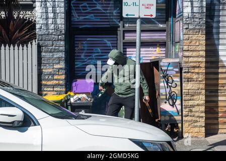 Melbourne, Australia. 18 settembre 2021. Un protester anti-blocco che tira potenziali proiettili da un bidone da utilizzare contro la polizia. Credit: Jay Kogler/Alamy Live News Foto Stock