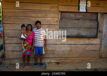 Famiglia indiana di Embera nel villaggio di la Bonga accanto a Rio Pequeni, parco nazionale di Chagres, Repubblica di Panama, America Centrale. Foto Stock