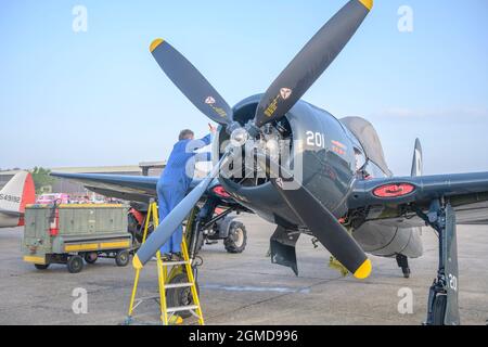 IWM Duxford, Cambridgeshire, Regno Unito. 18 settembre 2021. Un inizio misteriosa come la Battaglia di Gran Bretagna Air Show si svolge il 18-19 settembre a IWM Duxford, L'ex sito della RAF che ha giocato un ruolo centrale in alcuni dei giorni più drammatici della storia del XX secolo, fungendo da base per molti dei piloti di Spitfire e Hurricane durante la seconda guerra mondiale. Immagine: The Fighter Collection Grumman F8F-2P Bearcat. Credit: Malcolm Park/Alamy Live News Foto Stock