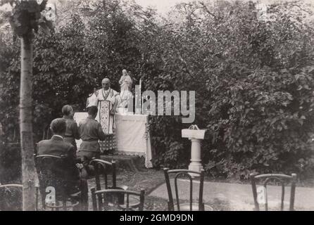 Foto iconica estremamente rara della seconda Guerra Mondiale. Sconosciuto scene due solder stanno pregando e il sacerdote sta dando pronunce di remissione (perdono) dei peccati ai penitenti. Foto Stock