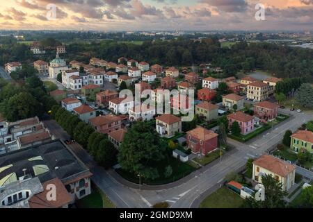 Veduta aerea di una fila di case simili del XIX secolo, il villaggio operaio di Crespi d’Adda in Italia Foto Stock
