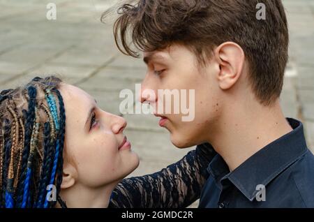 Momento romantico di una giovane coppia eterosessuale che si prepara a. Foto Stock